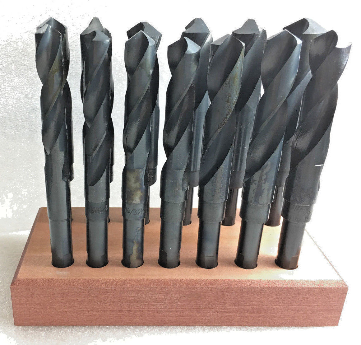 17 pc 1/2'' Shank High Speed Drill Set Sizes: 17/32" to 1 1/32" Wooden Stand